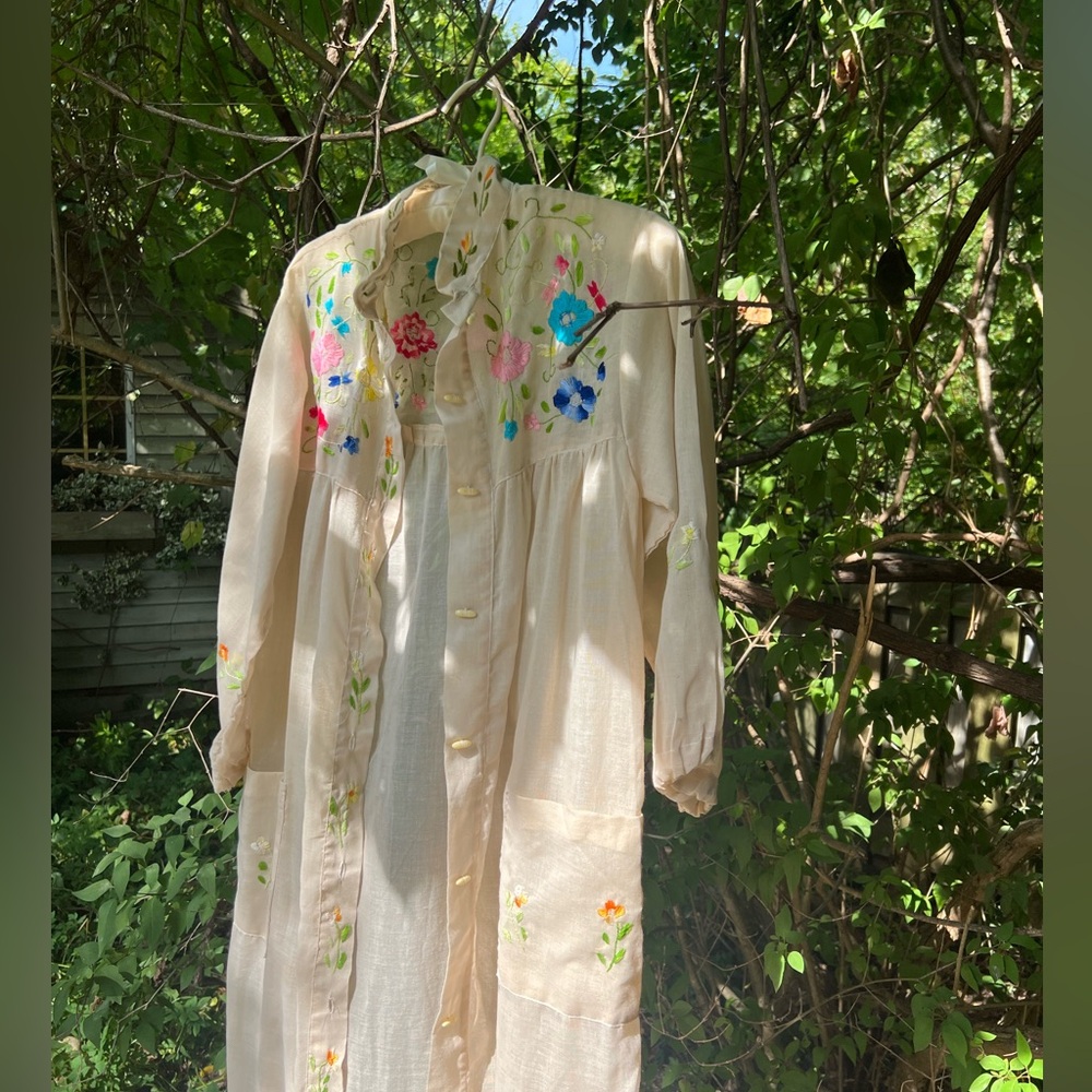 Vintage 1960s/70s Floral Embroidered Cream Duster - Picture 3 of 7